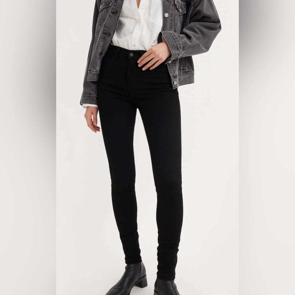 Black Levi’s 720 high rise super skinny jeans, size 27.